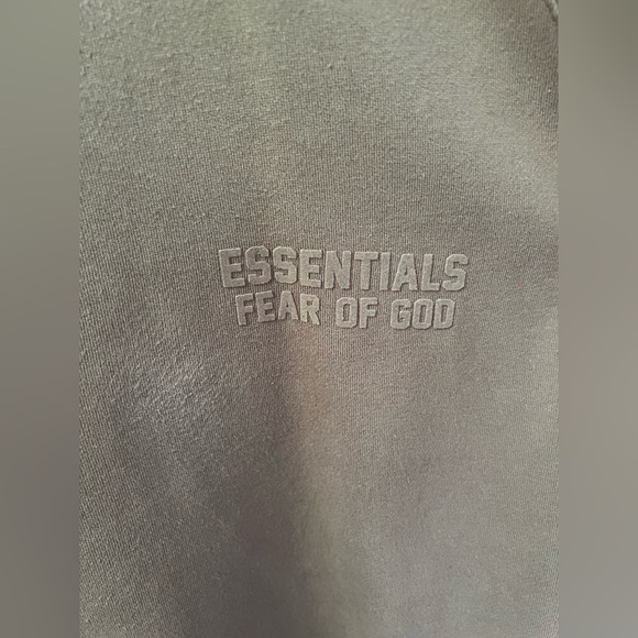 New Fear Of God Essentials Felt Logo Crewneck
Sweatshirt Size Large - Picture 5 of 10